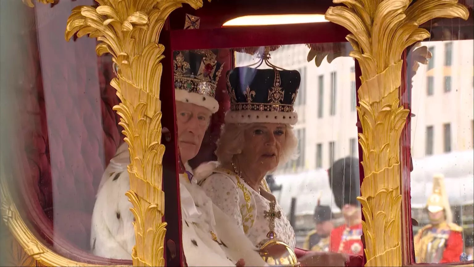 Rei Charles III e rainha Camilla são coroados
