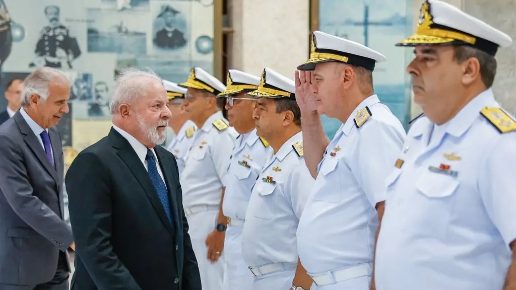 Comandante da Marinha dá detalhes sobre a relação de Lula com as Forças Armadas