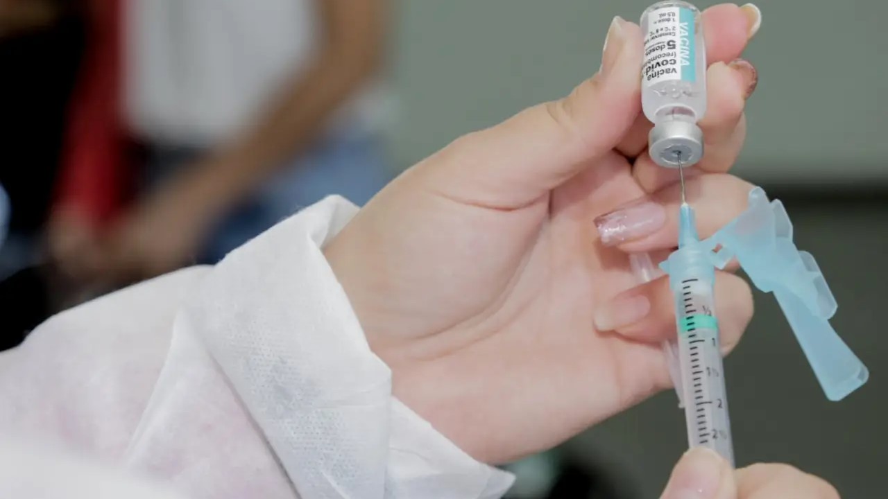 Estudo explica miocardite em jovens depois da vacinação contra a covid-19