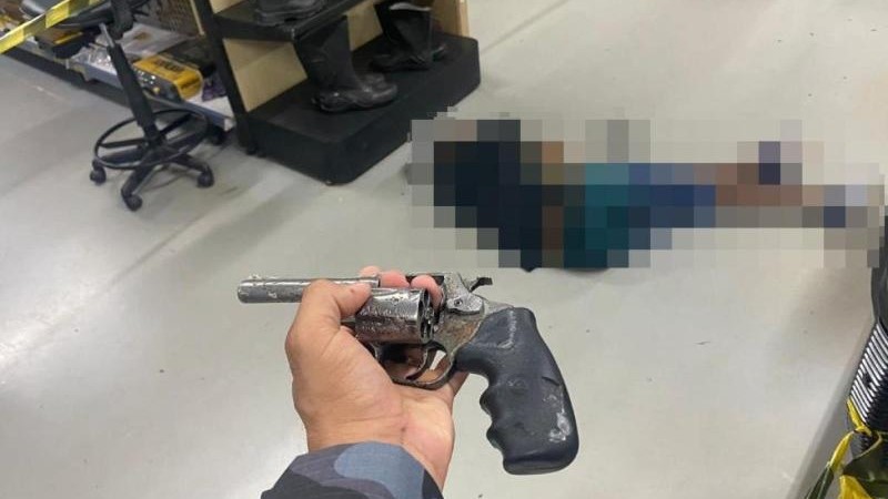 Vigilante reage a roubo em loja, toma arma e mata assaltante com tiro na cabeça