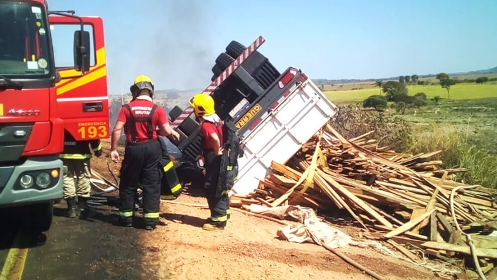 Caminhão carregado de madeira tomba e pega fogo em rodovia no Nortão