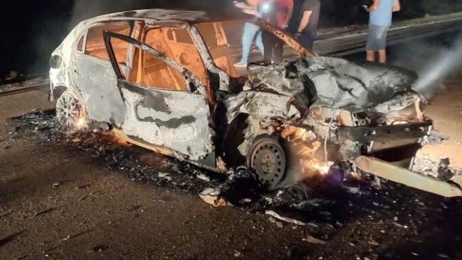 Carro pega fogo após colisão com carreta e caminhonete na BR-163 no Nortão