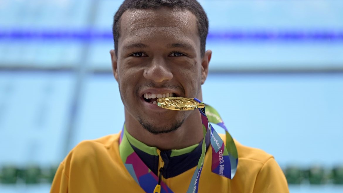 Gabriel Araújo fatura bicampeonato mundial nos 50 metros costas