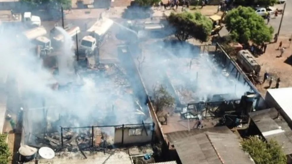 Homem ateia fogo na casa de parentes e incêndio atinge imóveis vizinhos em Marcelândia