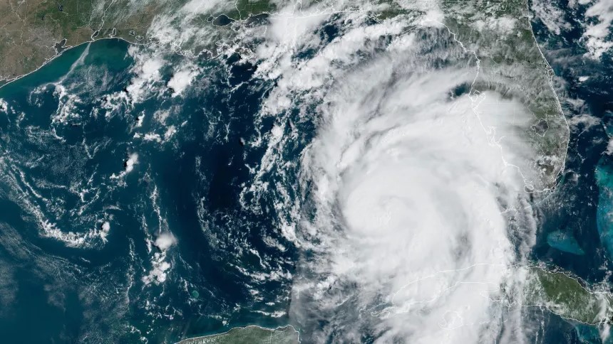Tempestade Idalia vira furacão e segue em direção à Flórida