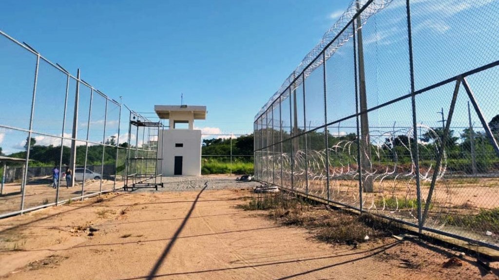 Sete presos fazem buraco em tela de cela e fogem de penitenciária em Peixoto de Azevedo
