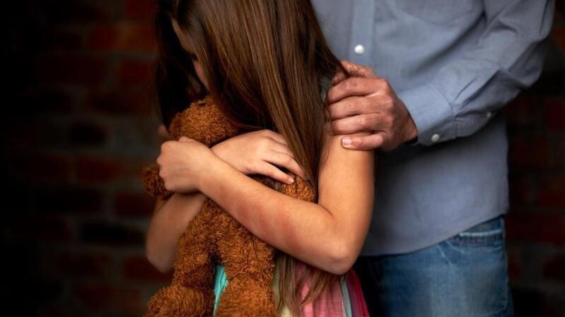 Menina tem crise de pânico e revela que era estuprada pelo pai há três anos