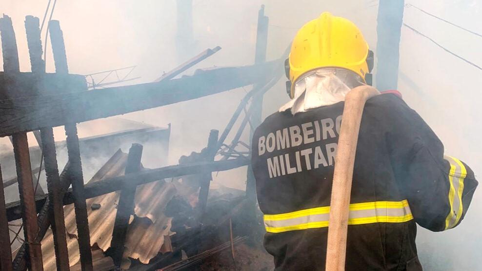 Barracão de madeira é destruído por incêndio em Guarantã do Norte