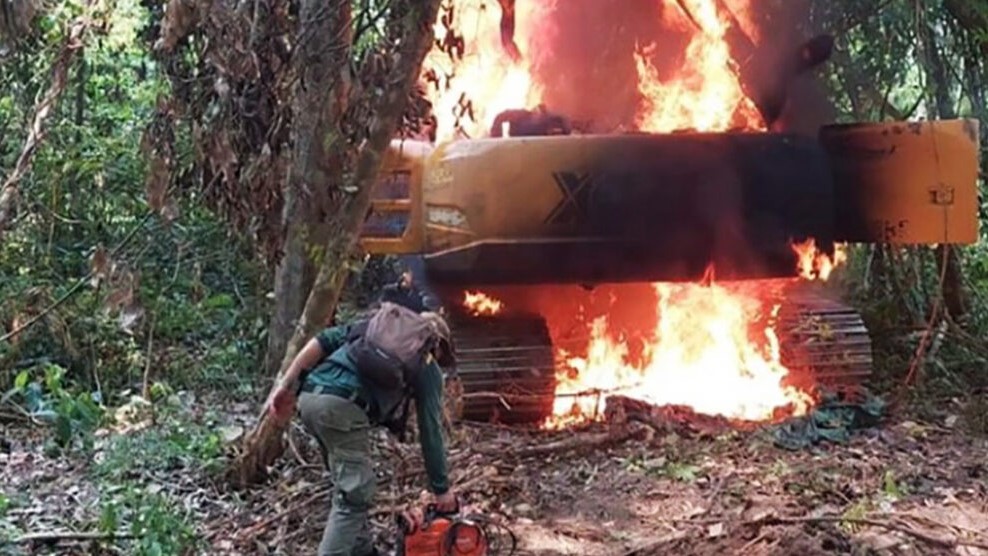 Ibama faz operação combatendo garimpo ilegal em área indígena de Mato Grosso; 22 escavadeiras destruídas