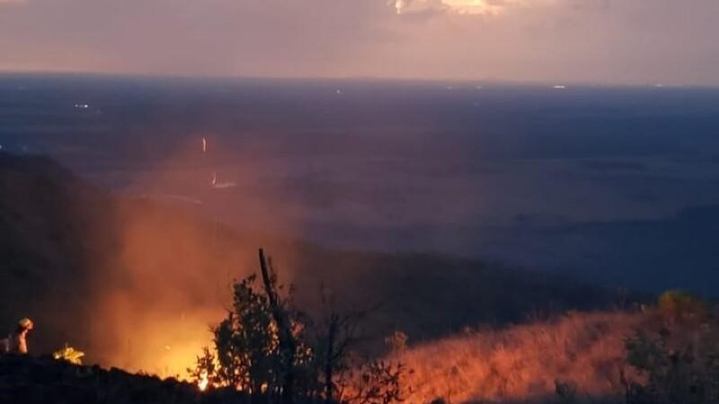 Incêndio se alastra e fogo ameaça atingir maior caverna de arenito do Brasil