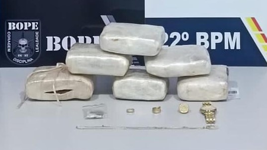 Polícia Militar apreende seis tabletes de maconha e prende três pessoas por tráfico de drogas