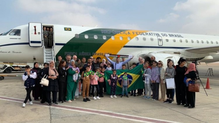 Avião presidencial decola do Egito rumo ao Brasil com o grupo de repatriados de Gaza