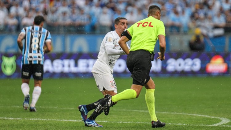 CBF admite erro da arbitragem em pênalti não marcado em Grêmio x Corinthians