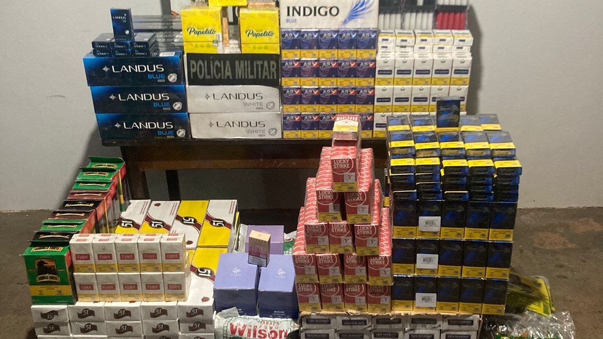 Dupla é presa em flagrante pela PM com mais de 500 maços de cigarros contrabandeados