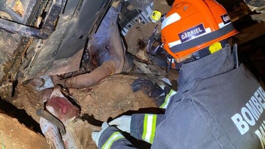 Homem morre preso às ferragens em grave acidente de trânsito com veículo de carga em Peixoto