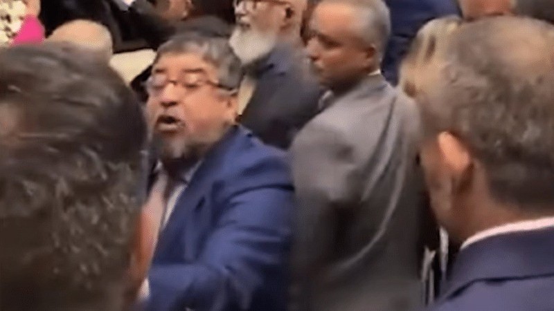 Vice-presidente do PT chama Nikolas de ‘viadinho’ e dá tapa na cara de outro deputado