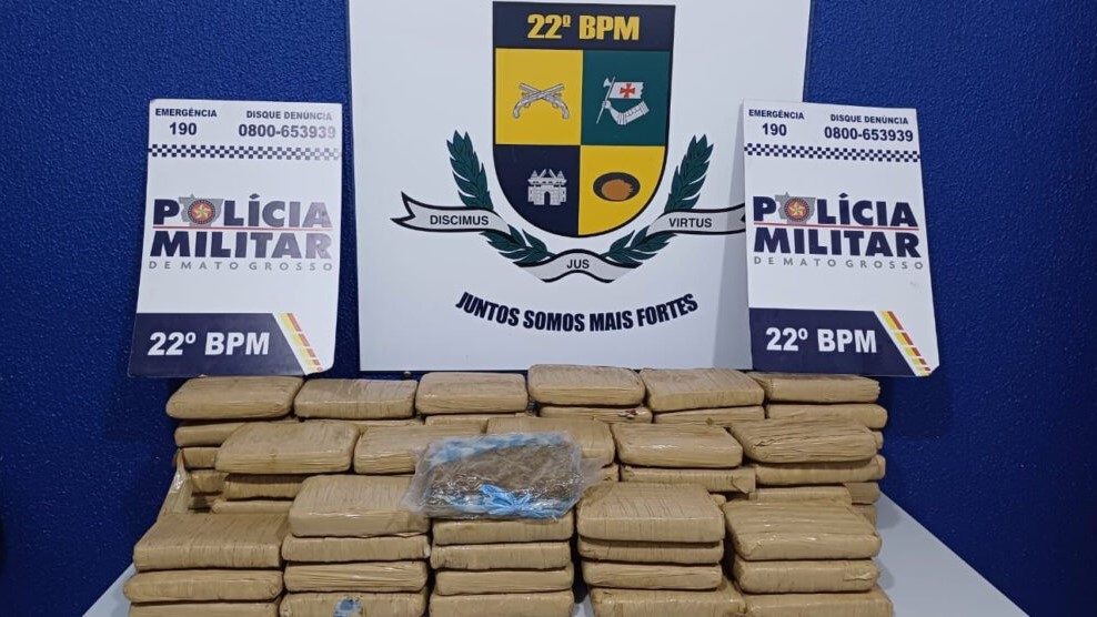 Dupla é presa transportando 80 tabletes de maconha em rodovia de Peixoto