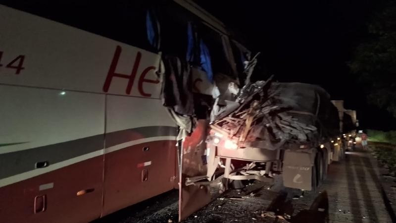 Acidente entre ônibus e caminhão deixa 21 pessoas feridas; uma em estado grave