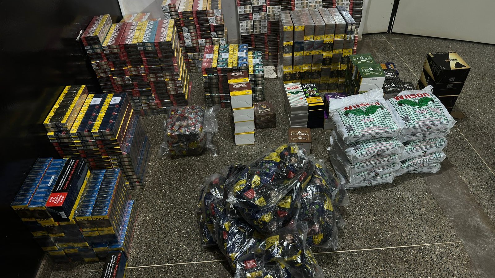 Polícia Militar apreende carga irregular com mais de 3,9 mil carteiras de cigarros