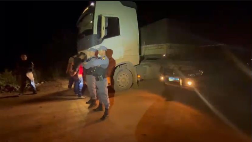 Polícia Militar desarticula quadrilha e recupera carreta roubada