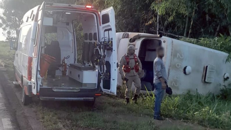 Sete crianças ficam feridas após micro-ônibus tombar em rodovia no Mato Grosso
