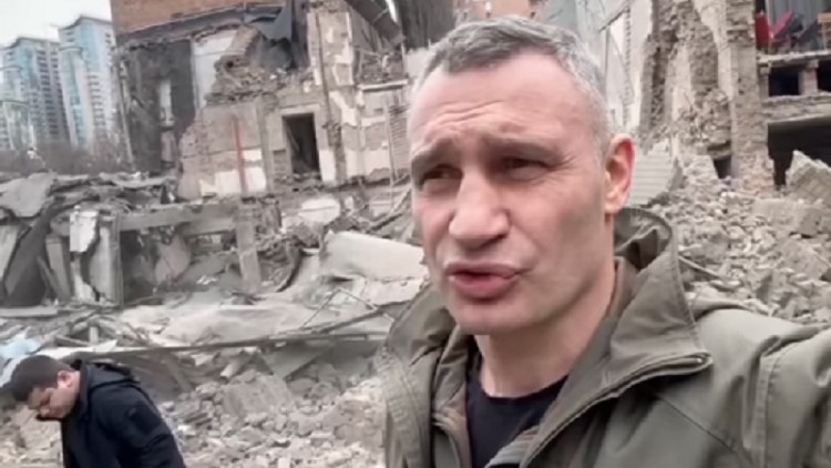 Rússia bombardeia Kiev, danifica edifícios e deixa ao menos cinco feridos