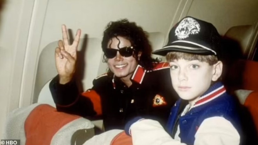 Fotos nuas de Michael Jackson podem ser compartilhadas