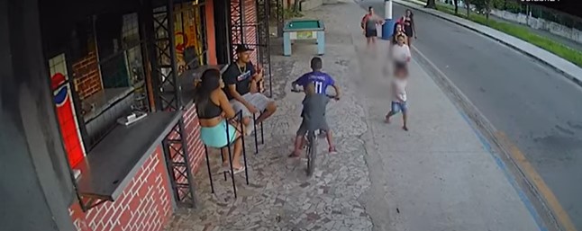 Motoqueiro perde o controle e atropela pedestres em São Paulo
