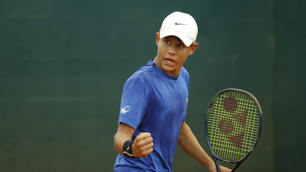 Atleta de 14 anos do programa de bolsa do Governo de MT é convocado para Sul-Americano de Tênis